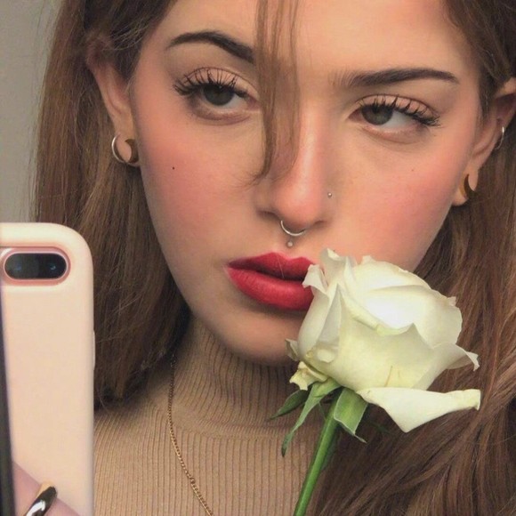 Profile Picture of Magen Magen (@magen_magen) on Poshmark