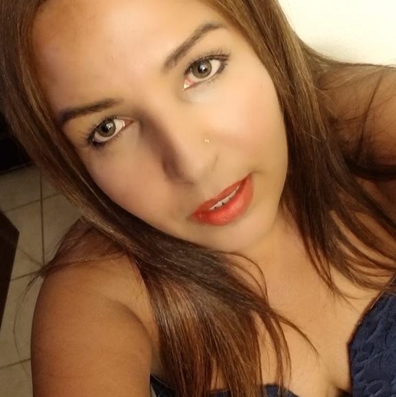 Profile Picture of Loraine Cardona (@loraine07) on Poshmark