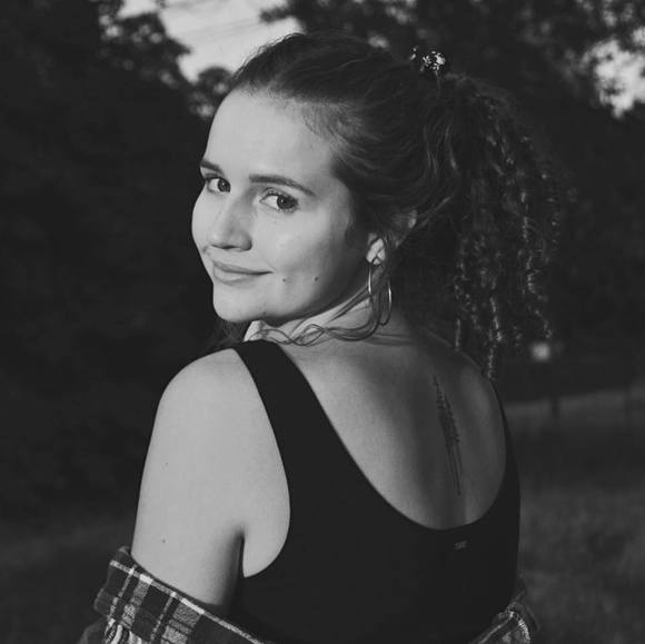 Profile Picture of Chloe Christopher (@chloe_chris) on Poshmark