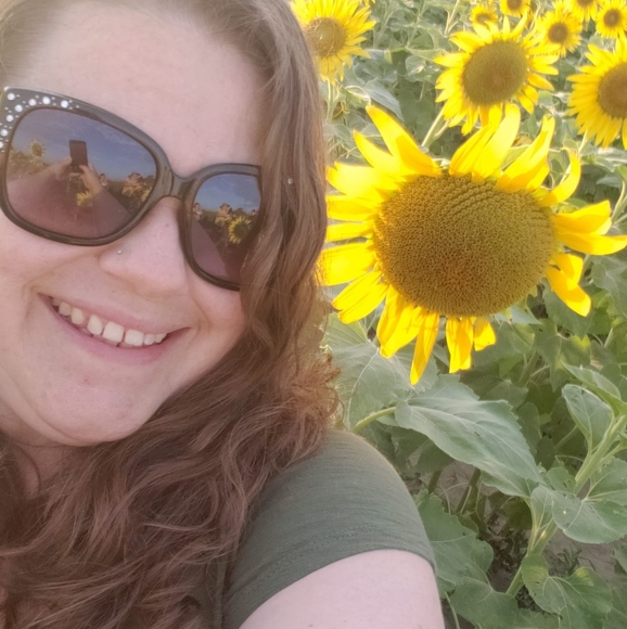 Profile Picture of Hilary Siekerman (@hilarama) on Poshmark