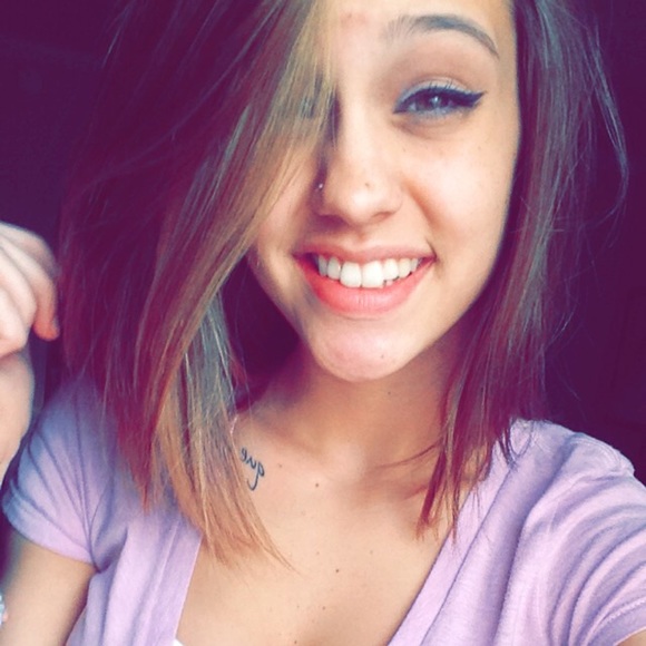 Profile Picture of Brianna Aikens (@aikensbrianna) on Poshmark