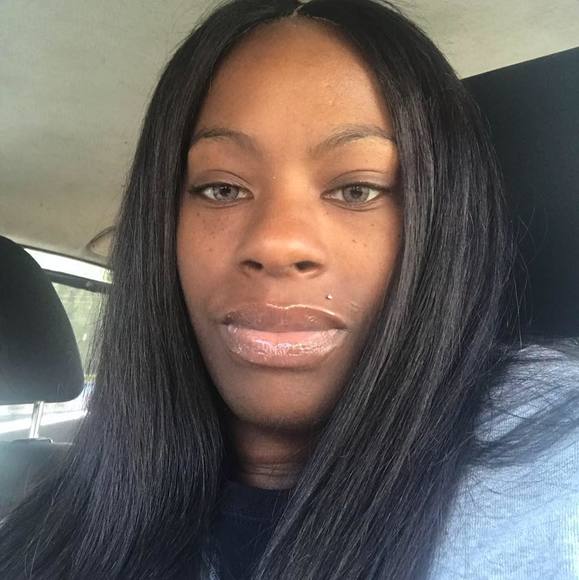 Profile Picture of Shamerlyn Moore (@shamaburns81) on Poshmark