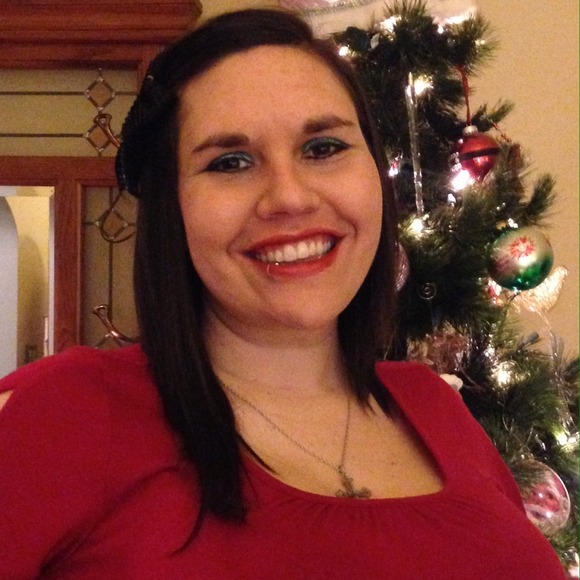 Profile Picture of Amanda Waldoch (@hgwaldoch) on Poshmark