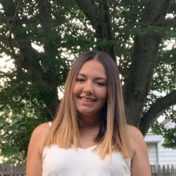 Profile Picture of Jenna Moore (@jenna_10302) on Poshmark