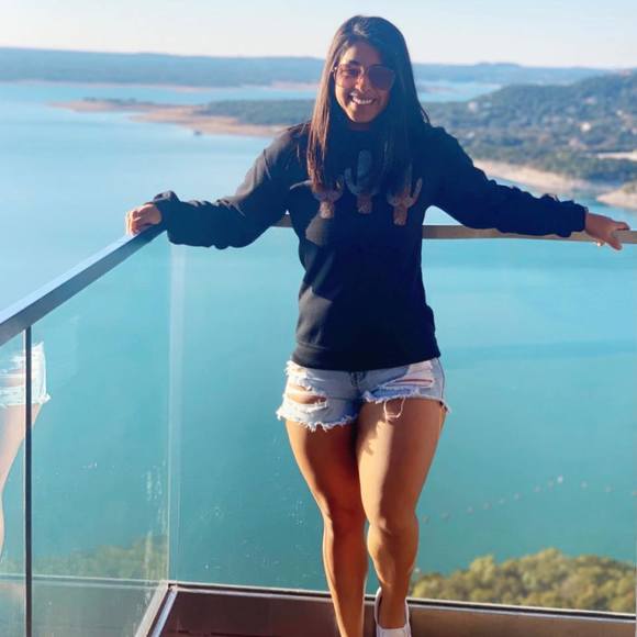 Profile Picture of Zenieda Perales (@zeniedap) on Poshmark
