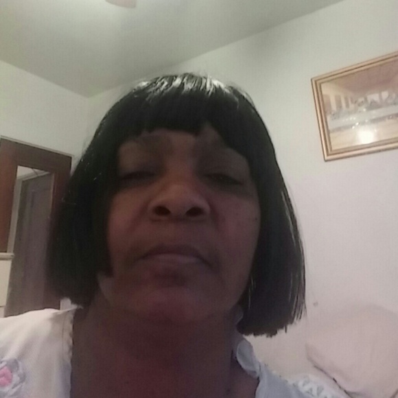 Profile Picture of Elaine Harris (@harriselaine) on Poshmark