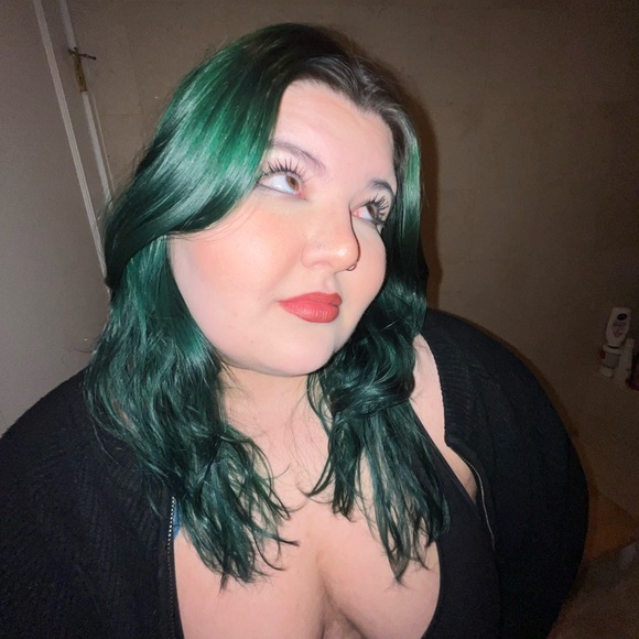 Profile Picture of Vana Konstantinidis (@vanakonsta) on Poshmark