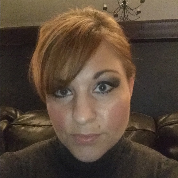 Profile Picture of Kristi-lee Byron (@klbyron1980) on Poshmark