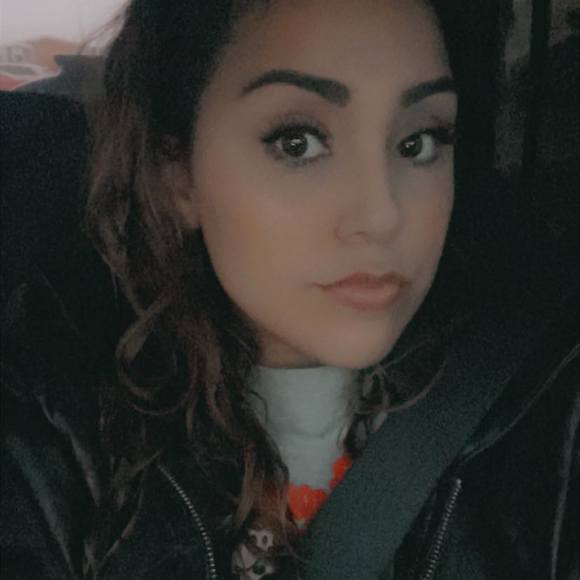Profile Picture of Christina Cruz (@tinaamariaa96) on Poshmark