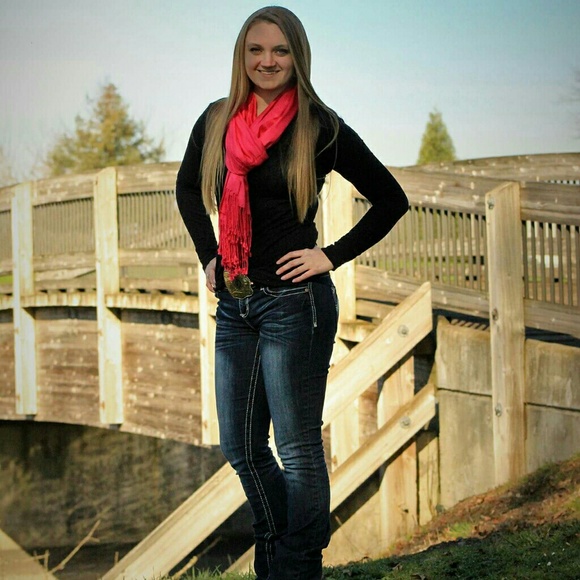 Profile Picture of Akaela Wafford (@wafforda) on Poshmark