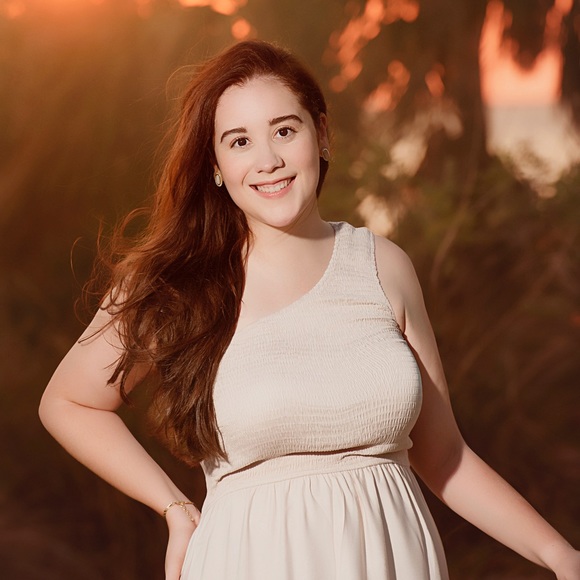 Profile Picture of Caroline Lebron (@thecutecaroline) on Poshmark