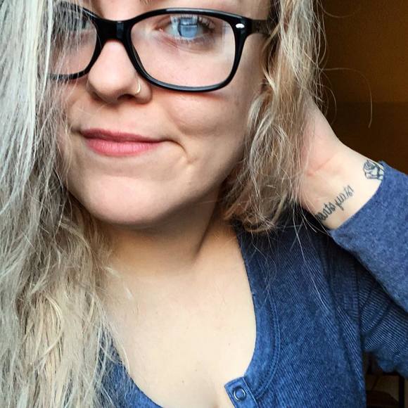 Profile Picture of Lindsay Leveque (@lindsayleveque) on Poshmark