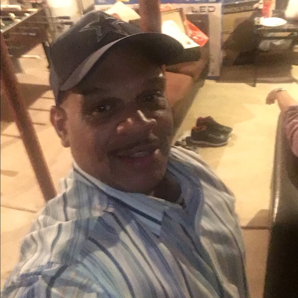 Profile Picture of Robert Holt (@robsvisor) on Poshmark