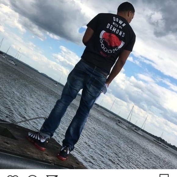 Profile Picture of Julian Bruni (@menevathem) on Poshmark