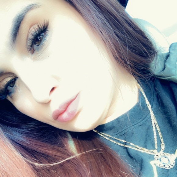 Profile Picture of Christina Landeros (@chrissyland391) on Poshmark