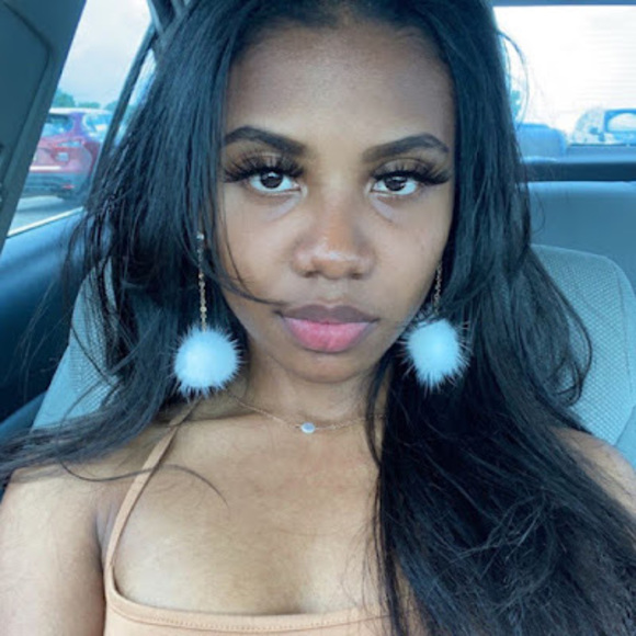 Profile Picture of Naomi Ekeyi (@naomiekeyi21) on Poshmark