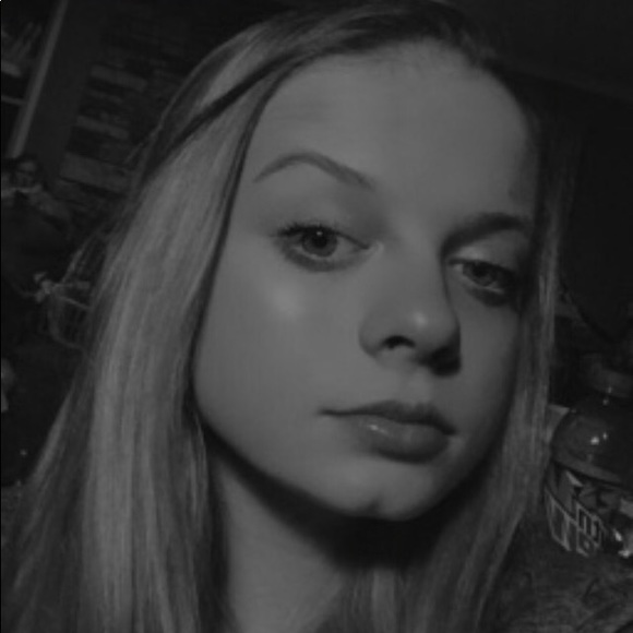 Profile Picture of Emma Kirkey (@emmagracekirkey) on Poshmark