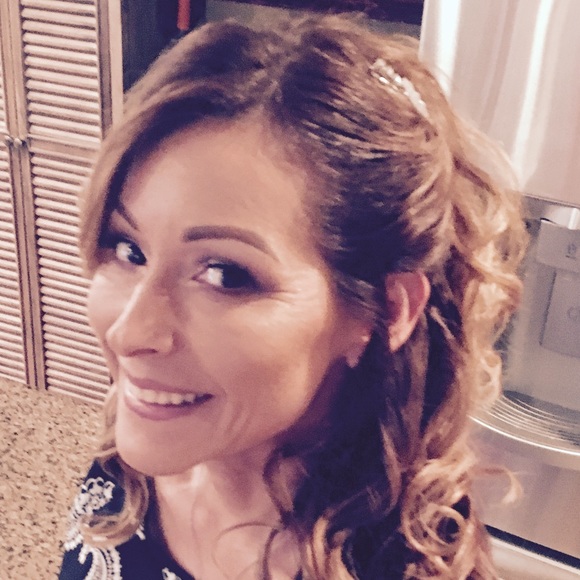 Susana Cannavo - Poshmark Profile Picture of Susana Cannavo (@soozzee12) on Poshmark