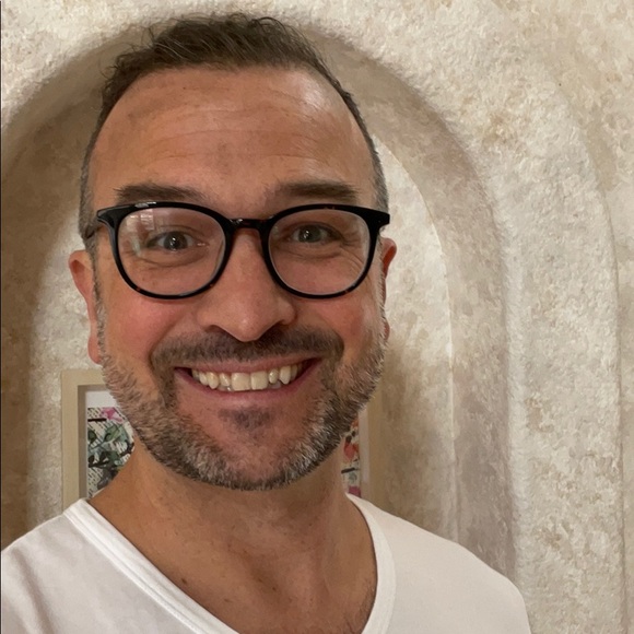 Profile Picture of Daniel Seelbinder (@danseel) on Poshmark
