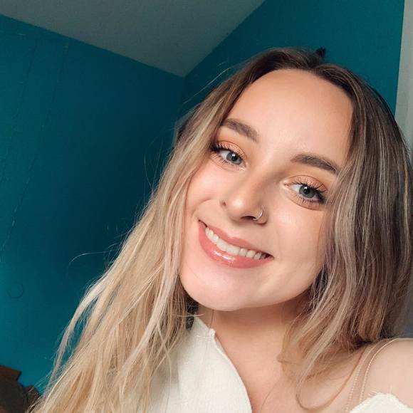 Profile Picture of Ashlye Zysk (@ashlyezysk) on Poshmark