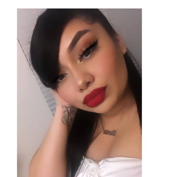 Profile Picture of Cassandraae Darling (@cassandra_duh) on Poshmark