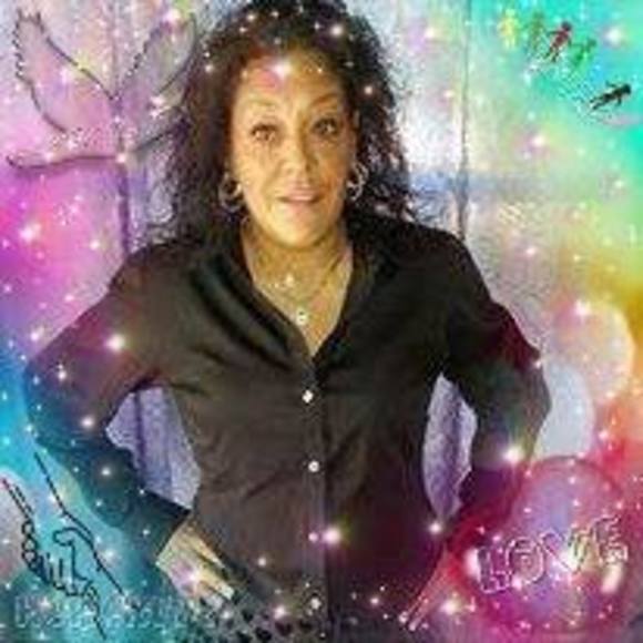 Profile Picture of Kelly Surmanow (@kellysurmanow) on Poshmark