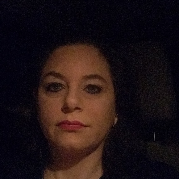 Profile Picture of Amanda Borland (@whitedaisyrae) on Poshmark