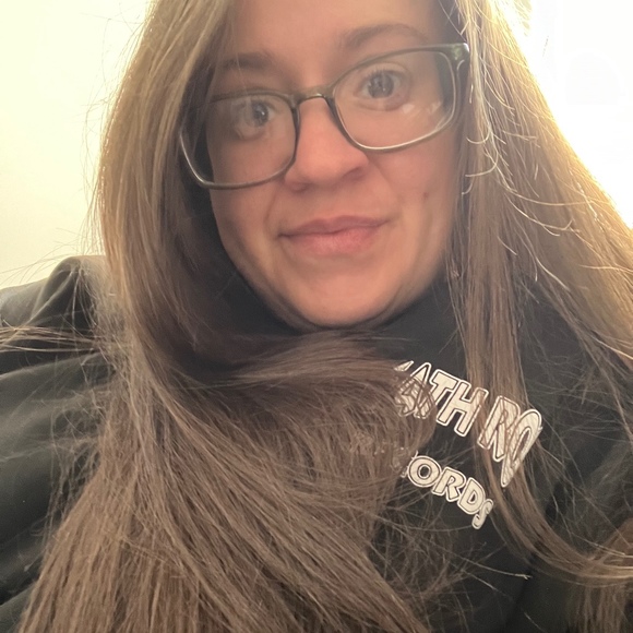 Profile Picture of Laura Schloer (@lauraschloer2) on Poshmark