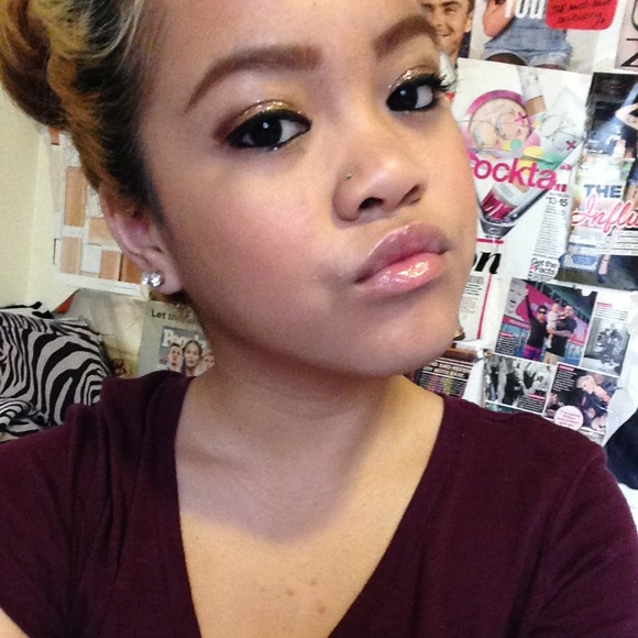 Profile Picture of Lisa Panmany (@lisalovexoxo23) on Poshmark