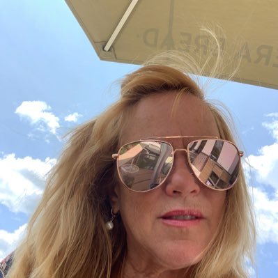 Profile Picture of Elizabeth DeVito (@ElizabethAD) on Twitter