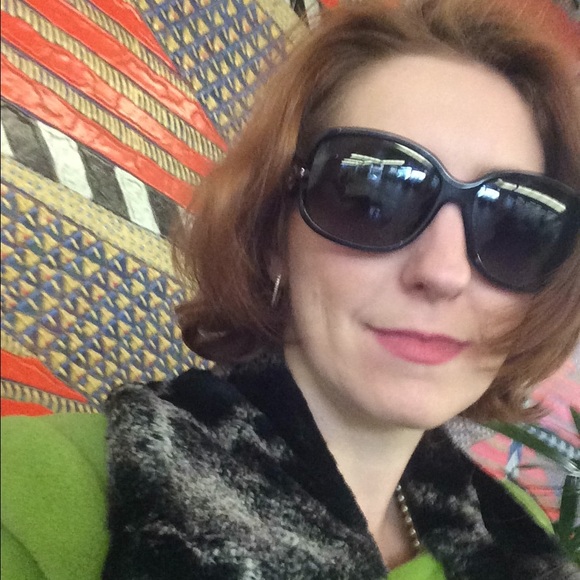 Profile Picture of Vanessa Alves (@vanessacalves) on Poshmark