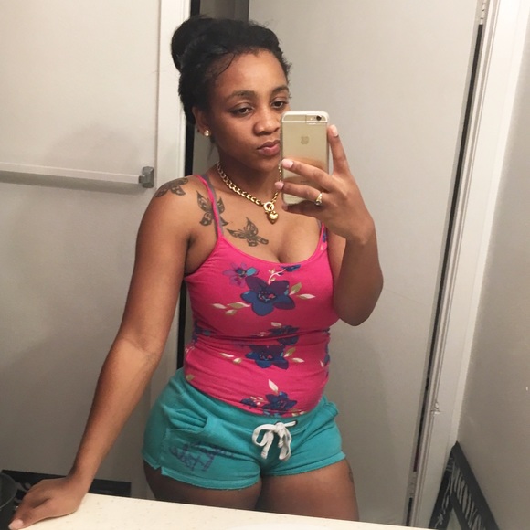 Roshana Collins - Poshmark Profile Picture of Roshana Collins (@jonohn) on Poshmark