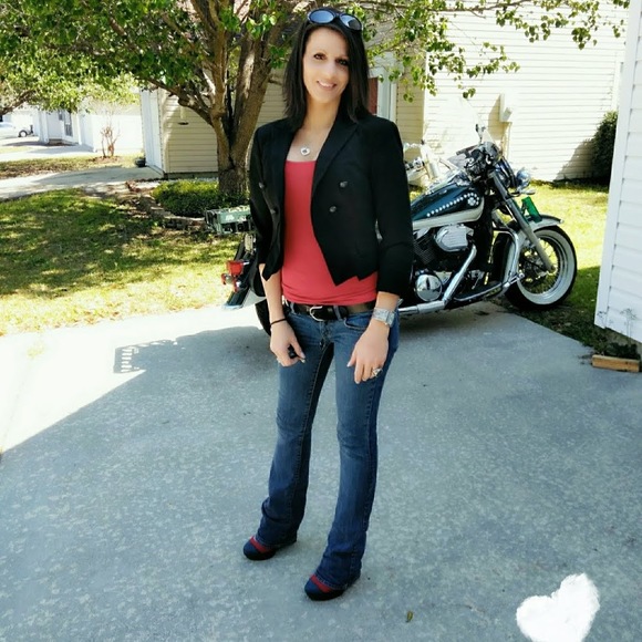 Profile Picture of Onelove Onelife (@oneloveo) on Poshmark