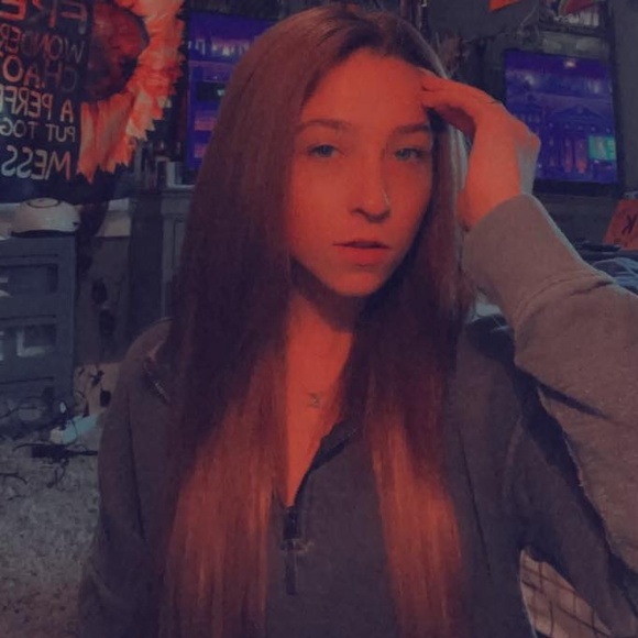 Profile Picture of Kelsie Chadborn (@kelsiechadborn) on Poshmark
