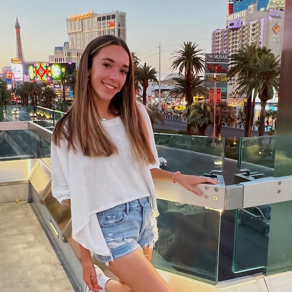 Profile Picture of Keira Adams (@keirasolei) on Poshmark