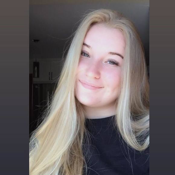 Profile Picture of Léa Nolan (@leanolan) on Poshmark