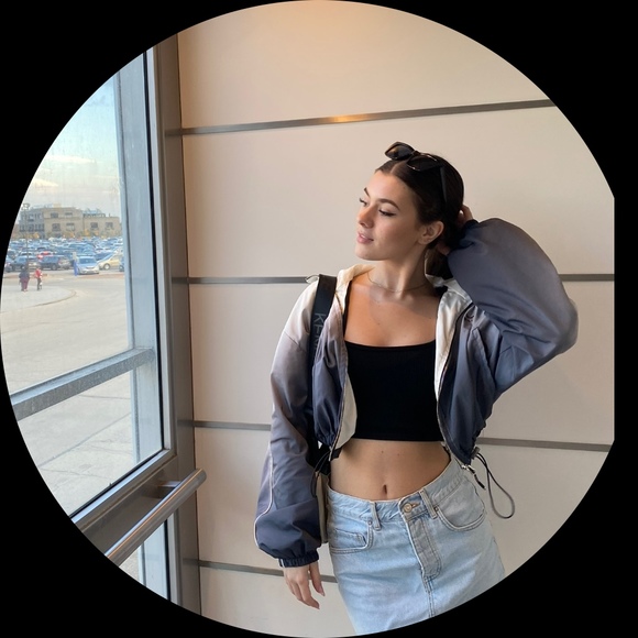 Profile Picture of Viki Gateva (@viikig2005) on Poshmark
