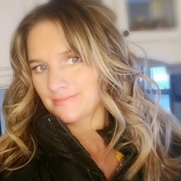 Profile Picture of Lanae Strovers (@lanaestrovers) on Poshmark