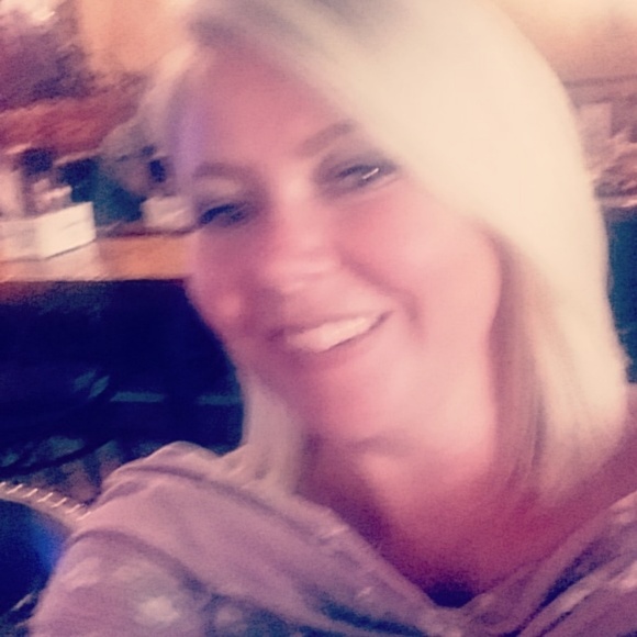 Lynnsey Candella - Poshmark Profile Picture of Lynnsey Candella (@lc7087) on Poshmark