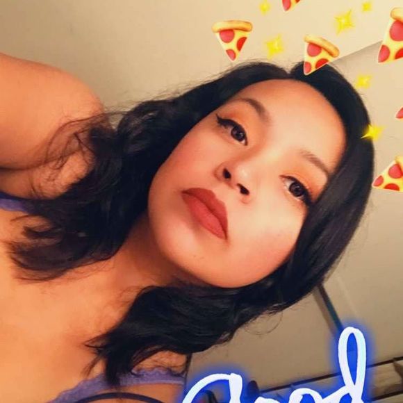 Profile Picture of Crystal Pinon (@crystaluxz) on Poshmark