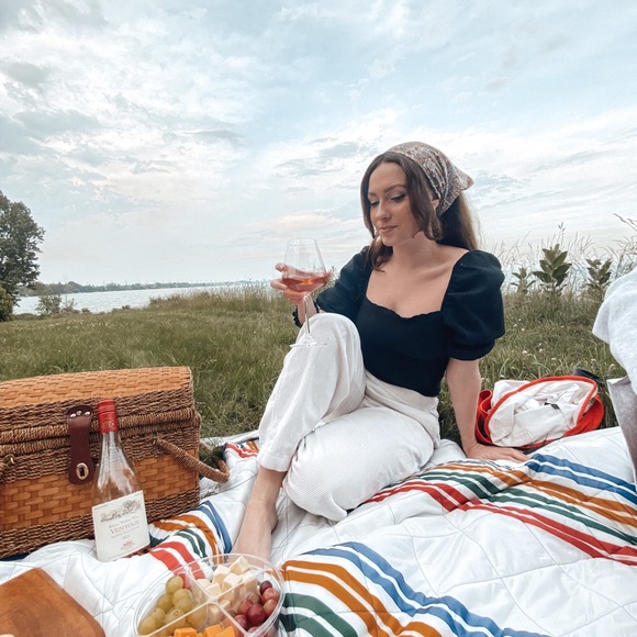 Profile Picture of Maeve Lisle (@lislemaeve) on Poshmark