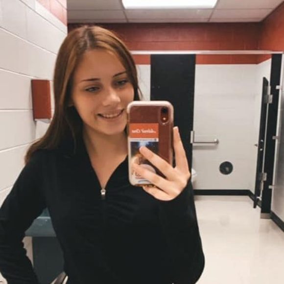 Profile Picture of Alexis Abshire (@lexiea33) on Poshmark