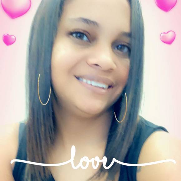 Profile Picture of Vanessa Torres (@vanessaelsie) on Poshmark