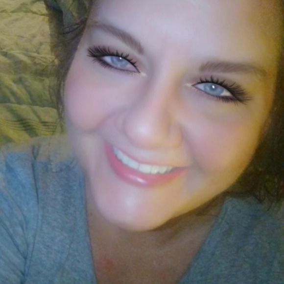 Profile Picture of Julie Gluhak (@juliegluhak) on Poshmark