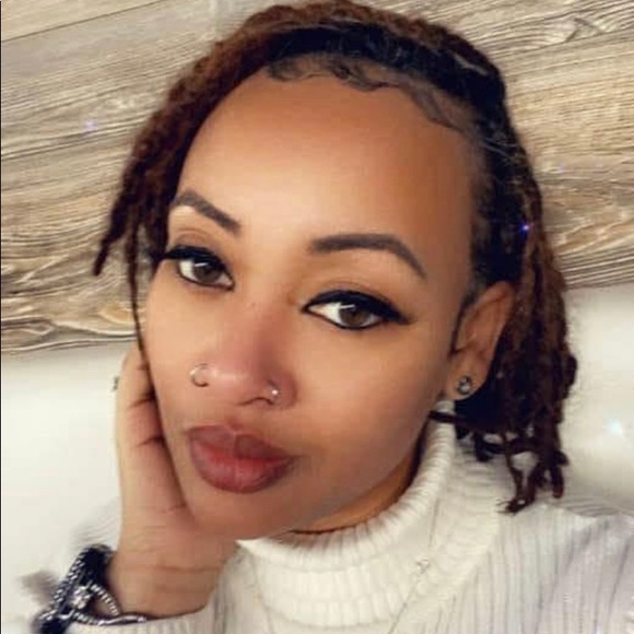 Profile Picture of Roxanne Futrell (@thrifttherapy7) on Poshmark