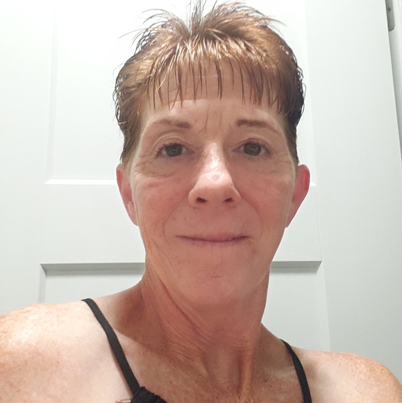 Profile Picture of Angela Tew (@angelatew) on Poshmark