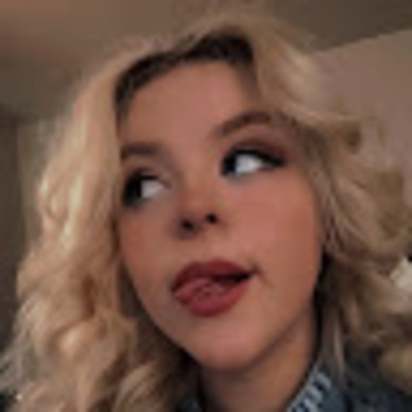 Profile Picture of Cora Vandyne (@coravandyne) on Poshmark