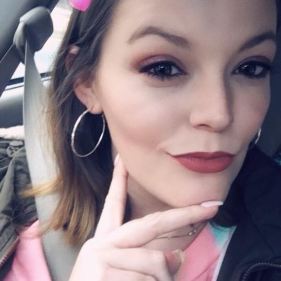 Profile Picture of Samantha Danieley (@danieleyj) on Poshmark