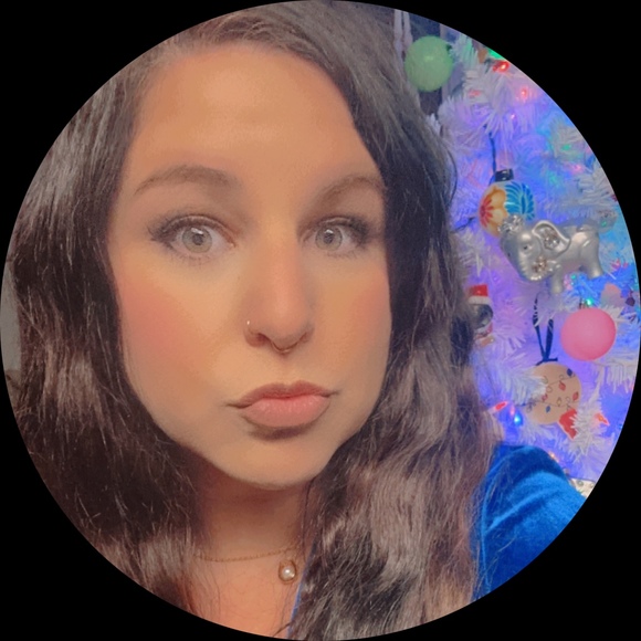 Profile Picture of Shawna Spencer (@slspencer89) on Poshmark