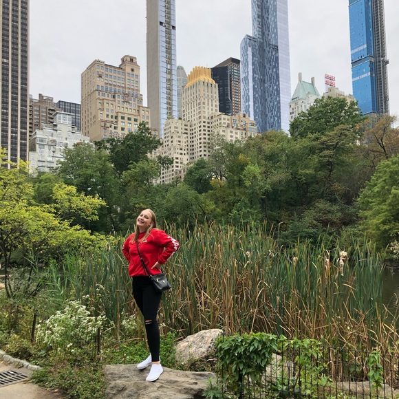 Profile Picture of Chloe Saharic (@chloesaharic) on Poshmark